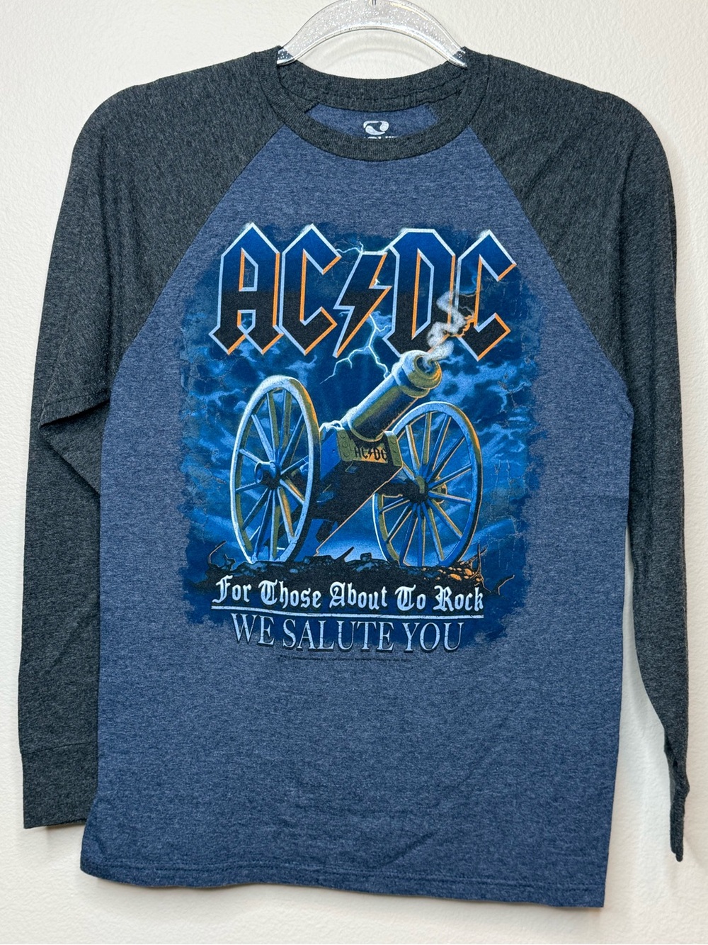 AC/DC Men’s Long-Sleeve Raglan Graphic Shirt in Navy/Charcoal size small